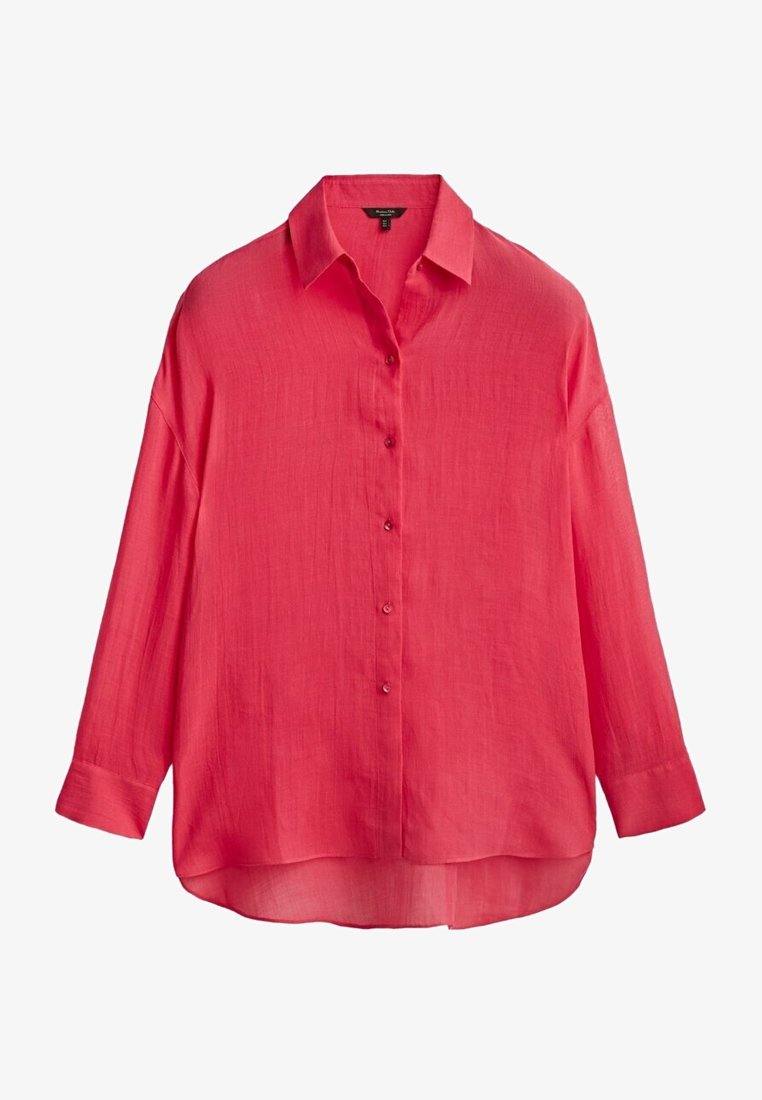 Chemise à manches longues rose vif avec boutons et col, tissu légèrement transparent et ourlet arrondi, présentée sur fond blanc.