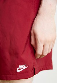 Nike Sportswear CLUB FLOW - Shorts - team red white