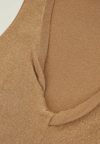 Sweter w kolorze brązu z dzianiny, z dekoltem w kształcie litery V oraz miękką, lekko połyskującą fakturą. Prosty fason z eleganckim układem materiału.