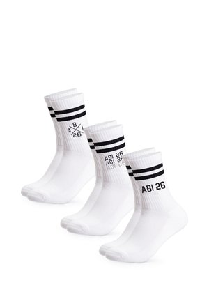 Drei Paar weiße Crew-Socken mit schwarzen Doppelstreifen und dem Text "ABI 26", jedes Paar zeigt eine leicht unterschiedliche Designvariante.