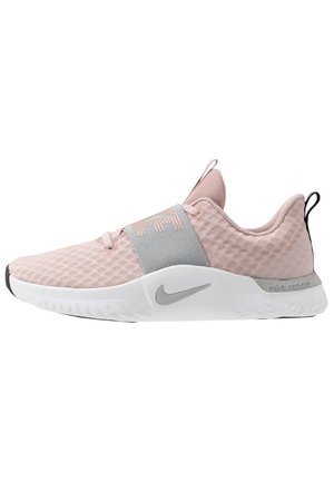 Lyserød Nike sportssko med hvid sål, grå rem over midtfoden og grå Nike-swoosh på siden.