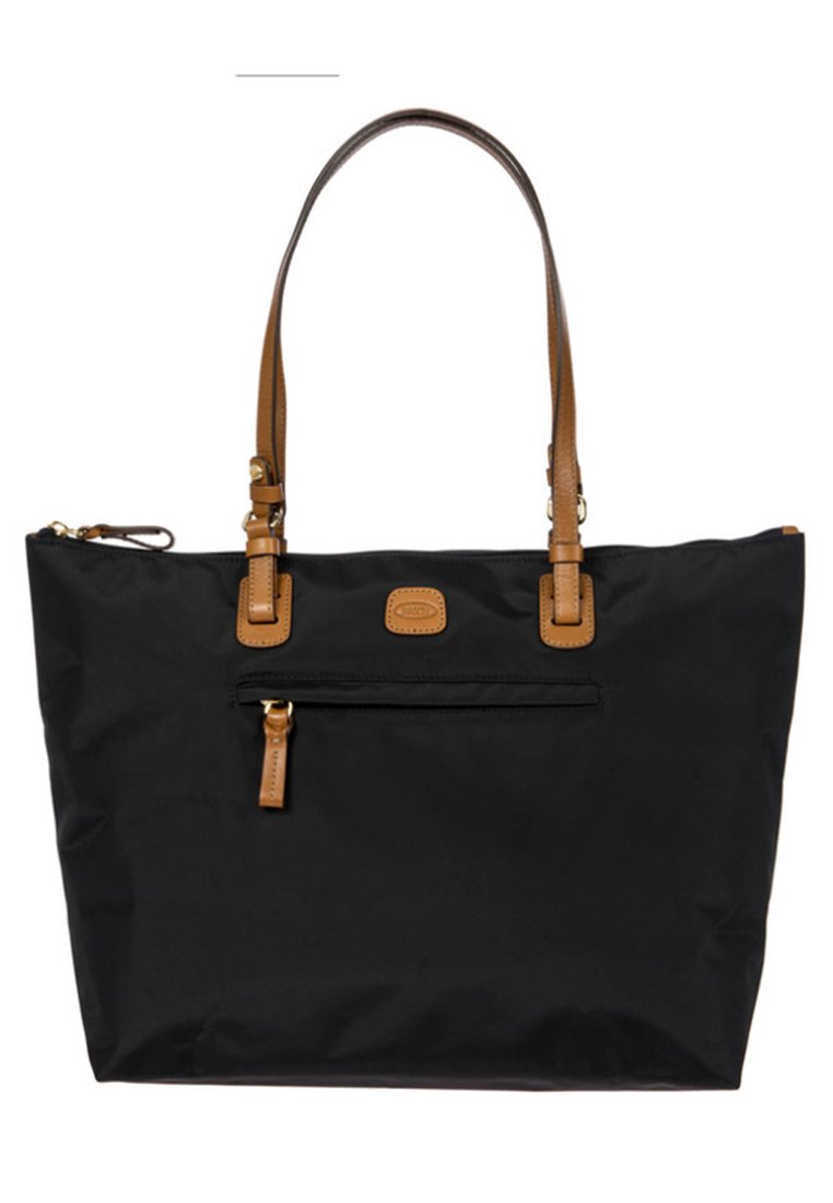 Borsa tote nera in nylon con dettagli in pelle marrone, due manici, una tasca frontale con zip e forma rettangolare.