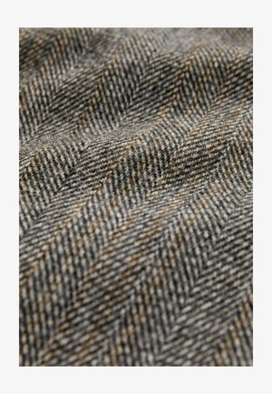 Tekstuuriga kootud kangas hallide toonidega, millel on herringbone muster, pruuni laigud ja pehme, villane viimistlus.