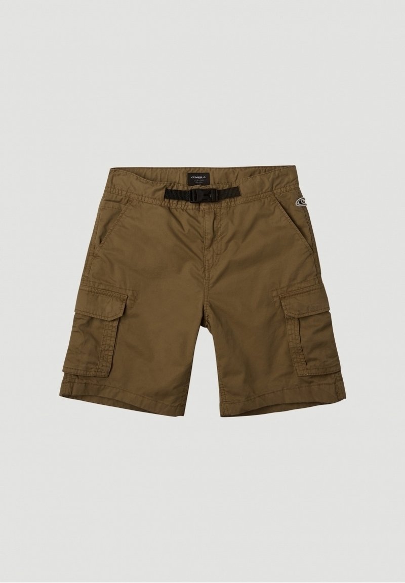 Shorts cargo marron avec un devant plat, des passants de ceinture et deux poches latérales. Fabriqués en tissu léger, ils présentent une coupe décontractée et des ourlets à la finition.