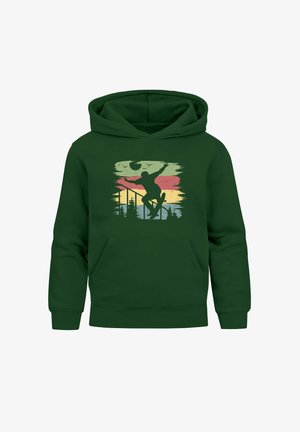 Grüner Hoodie mit einer Grafik eines Skateboarders vor einem gestreiften Hintergrund in Gelb, Rot und Grün mit Silhouetten von Bäumen.