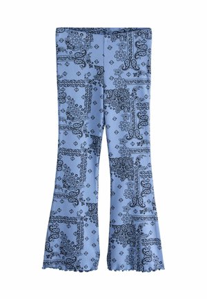 Lyseblå vidde bukser med sort blomster- og paisley-bandana print og flæsekant på hvid baggrund.