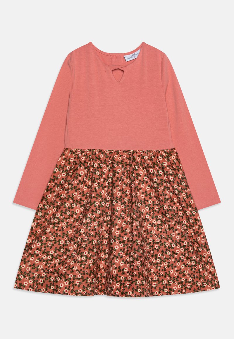 Vestido cor-de-rosa de mangas longas com decote arredondado e detalhe em forma de chave. Saia com padrão floral apresenta flores rosa e brancas sobre um fundo castanho.