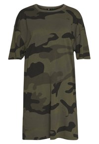 Sukienka T-shirt w kamuflażu w ciemnozielonym i czarnym kolorze, wykonana z miękkiego materiału, z krótkimi rękawami, okrągłym dekoltem i luźnym krojem.