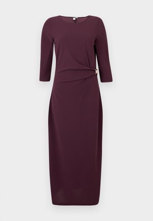 Bordeaux jurk gemaakt van zachte stof, met driekwart mouwen, een zijwaartse twist detail en een gouden accent bij de taille.