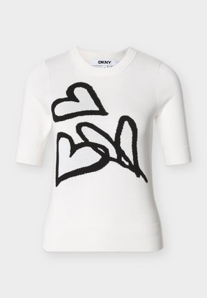 Baltas trumpomis rankovėmis megztinis su juodais abstrakčiais širdies motyvais priekyje ir apvalia iškirpte, vidinėje apykaklėje su DKNY etikete.