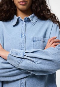 Pieces PCMAISIE - Košilová halenka  - light blue denim