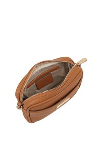 Sac à main en cuir tan avec une fermeture éclair. L'intérieur présente une doublure lisse, un emplacement pour cartes et une petite étiquette de marque. Accents en métal doré.