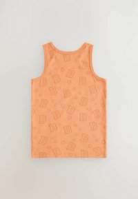 Lichtoranje tanktop met een herhalend patroon van de letter "B" en sterren. Gemaakt van zachte, gestructureerde stof met een klassieke snit.