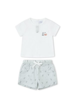 Camiseta blanca de bebé de manga corta con un perro y "guau guau" en el bolsillo, combinada con pantalones cortos a rayas claras con pequeños estampados de animales y cintura con cordón.