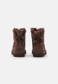 UGG MINI BAILEY BOW II - Zimné čižmy - burnt cedar