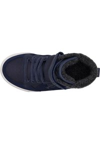 Sneaker alta navy con colletto foderato in feltro, tomaia in tessuto e materiale sintetico, allacciatura frontale e punta forata. Suola in gomma bianca.