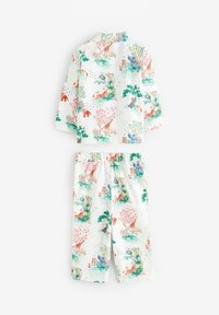 Laste pidžaama komplekt, mis sisaldab valget kangast, kaunistatud värvikate loomade ja looduse mustritega, sealhulgas puude ja lilledega; pika varrukaga topp ja lühikesed püksid.