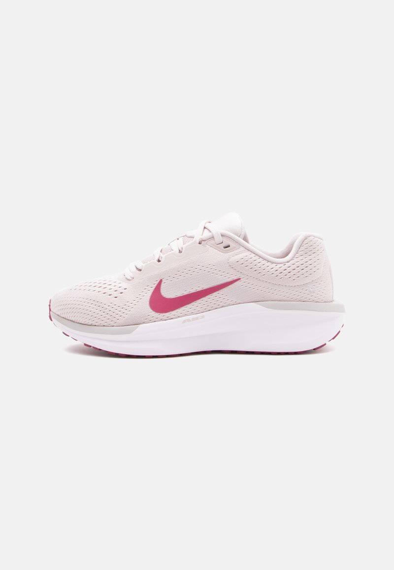 Bežecká obuv Nike v svetloružovej sieťovine s ružovým logom swoosh, čalúnenou bielou medzipodrážkou a textúrovanou podrážkou pre lepšiu priľnavosť.