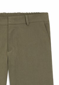 Olijfgroene corduroy broek met verticale ribbelstructuur, voorzien van een platte tailleband, schuine zakken aan de voorkant en een rechte pasvorm.