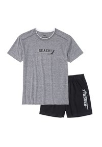Graues T-Shirt mit kurzen Ärmeln und einem schwarzen "REACH"-Grafikdesign; kombiniert mit schwarzen Shorts, die dasselbe Grafikdesign in Weiß an der Seite zeigen.