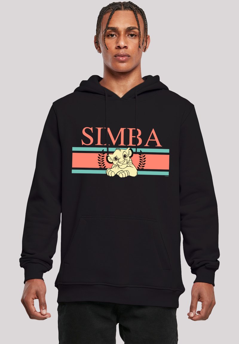 Felpa nera con cappuccio caratterizzata da una grafica con il testo "SIMBA", un'immagine di un cucciolo e accenti decorativi nei colori corallo e teal. Materiale in cotone.