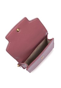 Portefeuille en cuir rectangulaire de couleur mauve doux, présentant une fermeture à bouton-pression dorée, une texture lisse et un bord supérieur arrondi avec un intérieur ouvert.