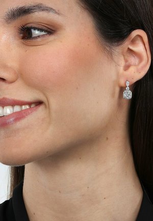 Silberne Tropfohrringe mit einem runden Pavé-Design und einem birnenförmigen Akzent. Mit funkelnden Steinen und einer polierten Oberfläche.