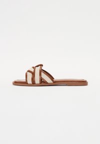 Brune flade sandaler med tekstilremme med et vævet mønster og en glat gummisål. Minimalistisk design med åben tå.