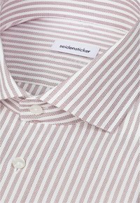 Chemise blanche à fines rayures rouges verticales, boutonnée sur le devant, avec une étiquette cousue indiquant "seidensticker" à l'intérieur du col.