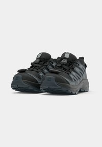 Schwarze Outdoorschuhe mit einer strukturierten Oberseite, verstärkter Zehenpartie und grauen Akzenten. Ausgestattet mit einem Schnürzug und einem robusten Profil für guten Halt.