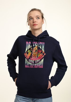 Marinblå hoodie med en färgglad grafisk design som visar tecknade figurer och text, tillverkad av ett mjukt, texturerat material.