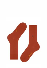 Czerwone bawełniane skarpetki o gładkiej fakturze, z prążkowanym mankietem i małym logo marki w kolorze żółtym z boku.