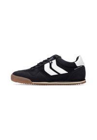 Zapatilla deportiva negra hecha de material sintético, con franjas en zigzag blancas, cordones negros y una suela de goma.