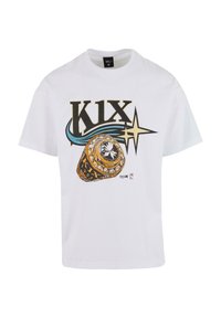 Hvit bomull T-skjorte med et stort svart og gull grafikk av en ring, "KIX" tekst, og teal detaljer på fremsiden. Korte ermer og avslappet passform.
