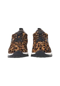 Baskets imprimé léopard avec une texture en suède, dotées de lacets noirs et d'une semelle blanche contrastante. Bout arrondi et languette rembourrée.