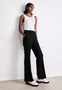 GANT FLARE SLACK - Pantaloni - black