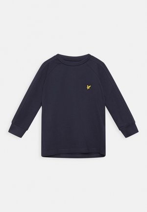 Námořnická modrá košile s dlouhým rukávem, s žebrovanými manžetami a malým vyšitým žlutým ptákem na levé části hrudi.