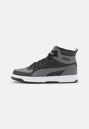 Baskets montantes Puma en gris et noir, avec une tige en cuir texturé, un système de laçage et une semelle en caoutchouc blanc. Agrémentées de détails de logo.