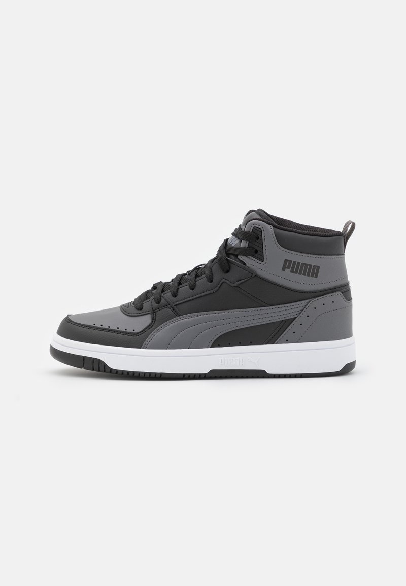 Baskets montantes Puma en gris et noir, avec une tige en cuir texturé, un système de laçage et une semelle en caoutchouc blanc. Agrémentées de détails de logo.