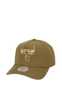 Olive zaļš cepure ar strukturētu dizainu, uz kuras priekšpuses ir izcelts bēšs izšūts bullis logo un plakana malas daļa.