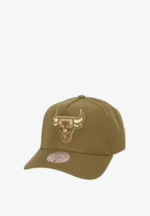 Olivgrüner Hut mit strukturiertem Design, der ein auffälliges beiges, gesticktes Bullenlogo auf der Vorderseite und einen flachen Schirm aufweist.