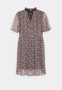 Vestido de estampado floral con mangas cortas en tela negra transparente, que presenta un cuello con volantes y una cintura elástica. Los colores de las flores incluyen púrpura y amarillo.