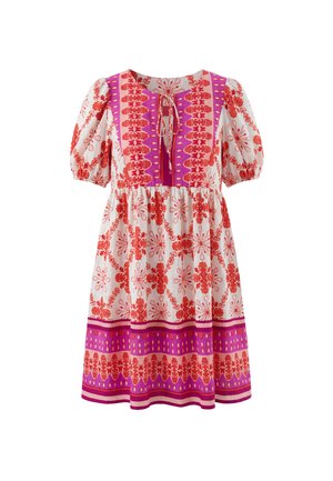 Vestito bianco al ginocchio con motivi floreali rossi, scollo e orlo bordati in viola e rosa, maniche a sbuffo e scollo con laccio frontale.