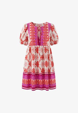 Hvid knælængde kjole med røde blomsterprint, lilla og pink kantet bærestykke og kant, puffede ærmer og snøre foran ved halsudskæringen.