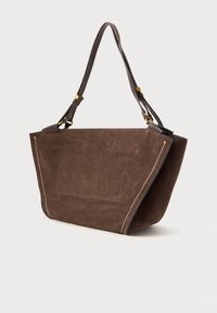 Braune Wildleder-Tote mit strukturiertem Design, versehen mit kontrastierenden weißen Nähten, einer großen Fronttasche und doppelten Schultergurten.