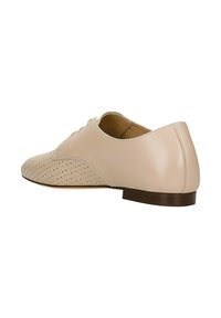 Scarpa in pelle beige con design perforato sulla punta e lati lisci, tacco basso e forma arrotondata. Adatta per abbigliamento casual o formale.