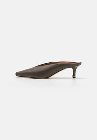CHARLIZE  - Pantofle na podpatku - open brown