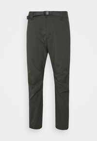 Mörkgröna lätta byxor med en slank design, försedda med ett svart justerbart bälte och slät, rynkfri tyg.