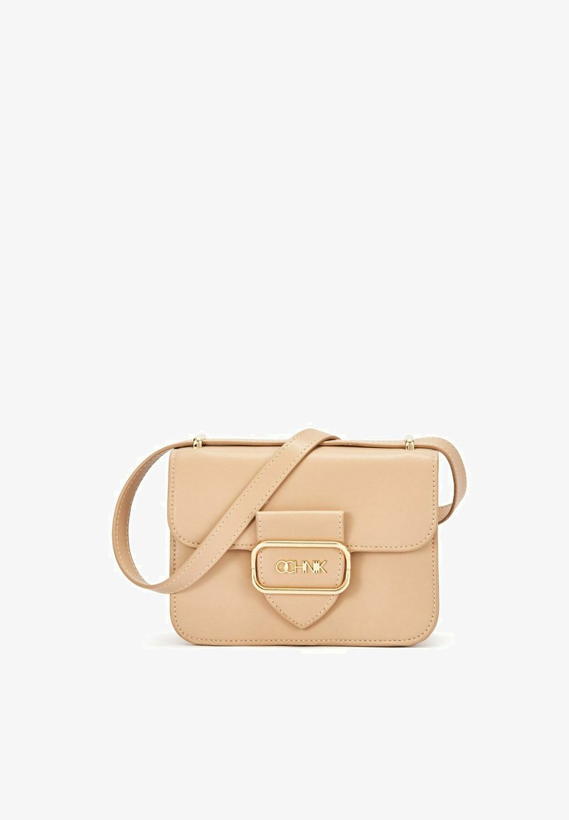 Beżowa skórzana torebka o prostokątnym kształcie, z przednią klapą, złotymi okuciami i dekoracyjnym zapięciem. Regulowany pasek na ramię.