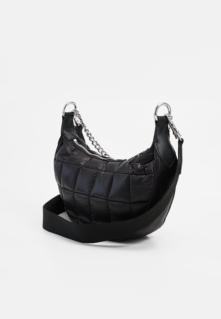 Schwarze gesteppte Umhängetasche aus Nylon mit strukturiertem Finish, ausgestattet mit silbernem Beschlag und einem abnehmbaren Tragegurt.